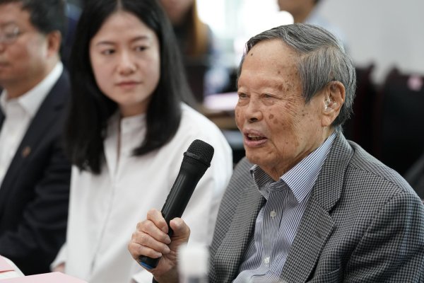 凤凰策略 追思杨振宁：“一位极能尊重他人、没有身份架子的平易人物”